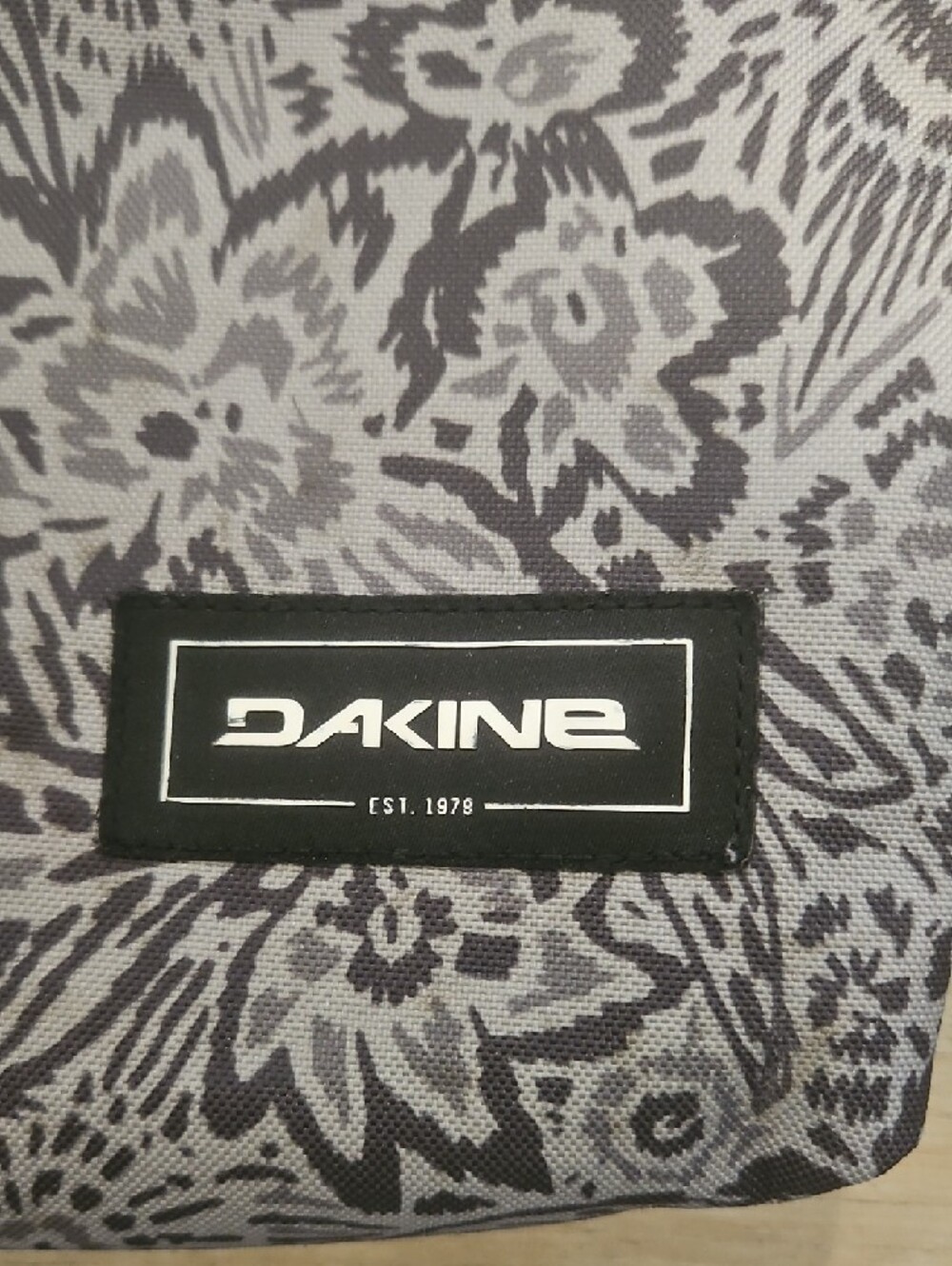 Dakine JoJo Gray Floral Crossbody Bag - Picture 2 of 6